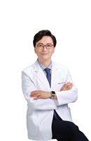 Dr. Kook Hee-kyun, CEO and Orthopedic Surgeon